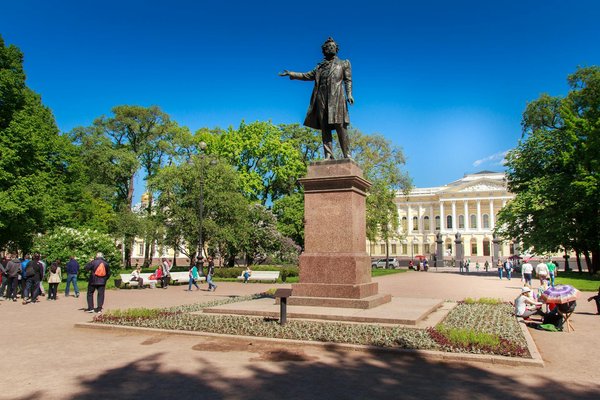 Où observer les gorilles des montagnes en Ouganda : conseils, parcs et saisons idéales ?